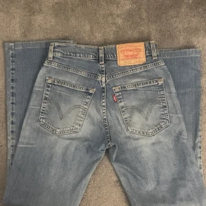 Levi’s jeans  - Ett par levi’s jeans i mycket bra sick har aldrig använt dom pågrund av att dom är för korta i benen ( är 166cm) är köpta på second hand i Göteborg för 1 år sen skulle säga att jeansen är i storlek 32-34 ( frakten ingår 