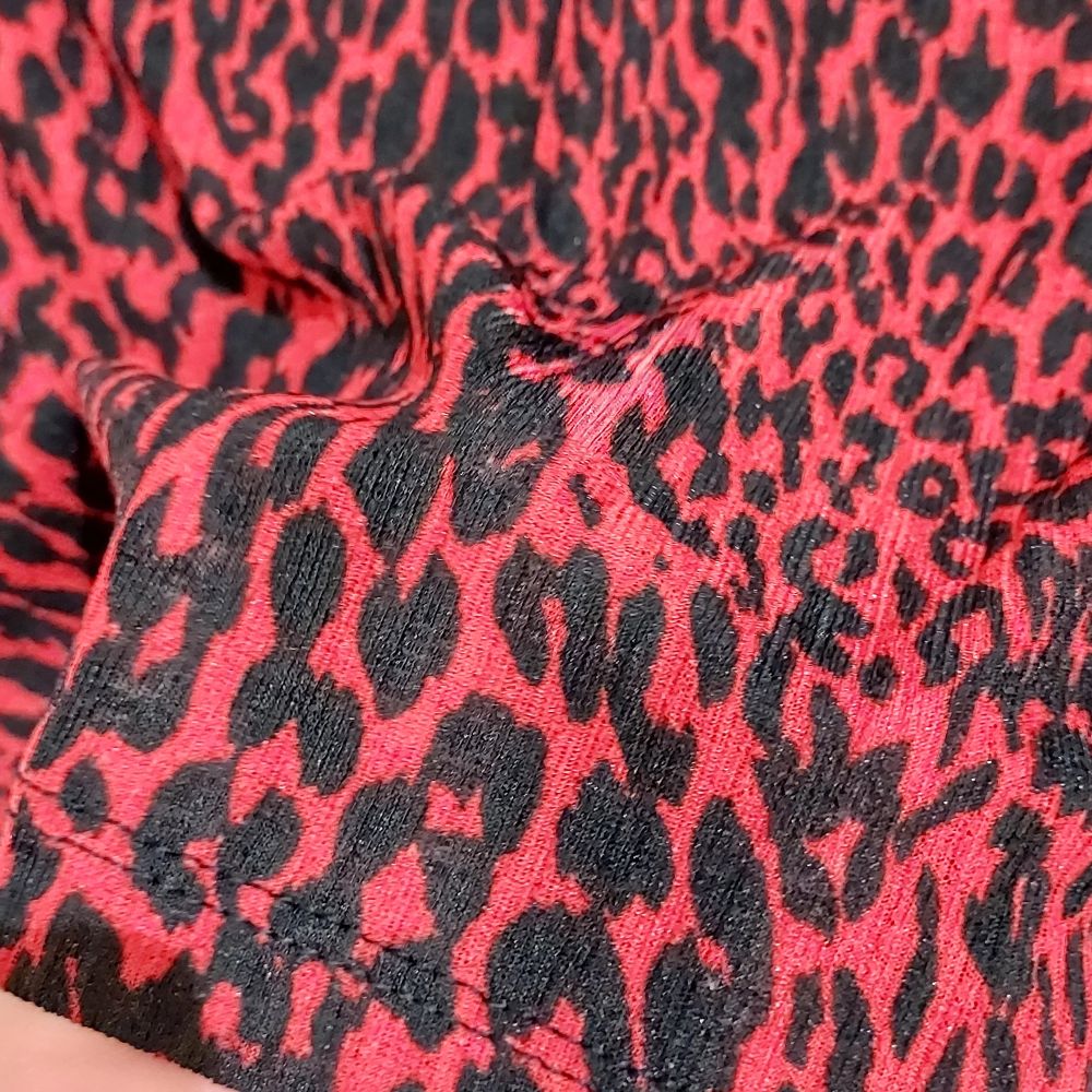 röd leopardmönstrad topp med halv polo från zara trf - storlek s  endast anvönd ca 2 gånger, så fortfarande i nyskick !! jättefin till t.ex läderbyxor/kjol 🤩 . Toppar.