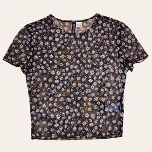 blommig meshtopp från DIVIDED 💐 - jättegullig svart/vit/gul blommig meshtopp i bra skick, endast använd ca 3 gånger !! (3e bilden är inte min, utan är bara för att visa hur man kan stylea den 😇) 