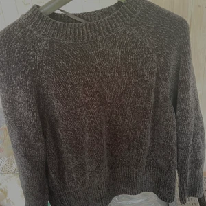 Tröja i manchester - Tröja ursprungligen från kappahl, är i väldigt bra skick och är snålt använd. (Är helt svart men ljuset ger ej rättvis färg på bilden). Frakten tillkommer, köparen står för frakt.