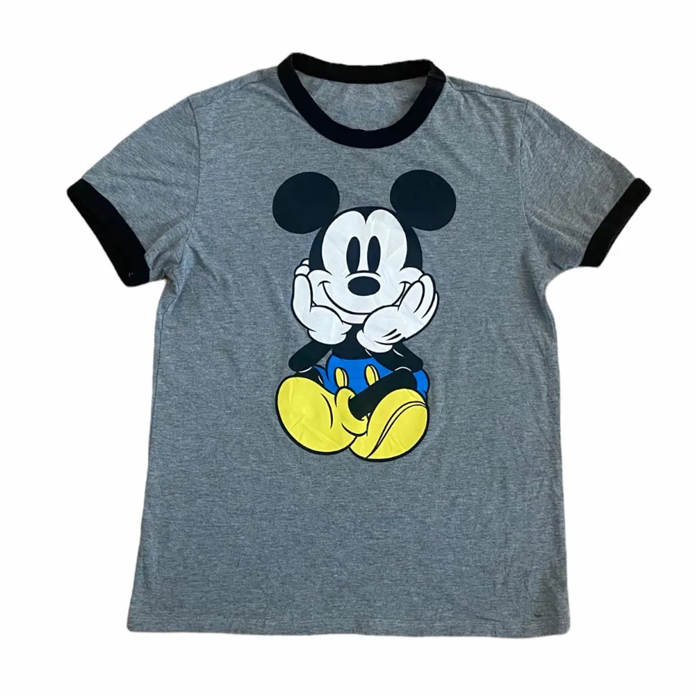 Mickey Mouse Classic T-Shirt Dam 🤍🖤 Pris: •99kr Stl: S/M Bredd 40cm Längd 57cm Kontakta mig för mer info 😃. T-shirts.