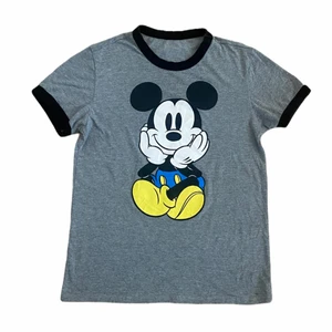 Mickey Mouse Classic T-shirt 🤍🖤 - Mickey Mouse Classic T-Shirt Dam 🤍🖤 Pris: •99kr Stl: S/M Bredd 40cm Längd 57cm Kontakta mig för mer info 😃