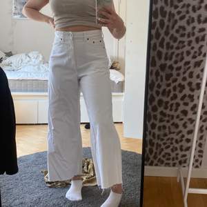 Ett par vita vida ankellånga jeans från Dr denim i storlek 26/24. Passar mig som är 154 cm. Helt oanvända. 
