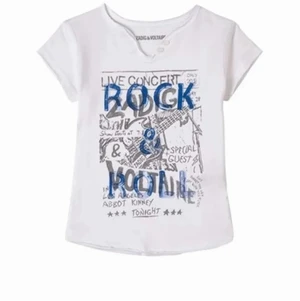 Zadig Voltaire T-shirt  - Säljer denna jätte fina Zadig tröja för att den inte kommer till andvändning😊 frakten är gratis var tvungen att trycka in nått men du behöver inte betala nått, kan också byta kläder så säg bara till så kollar jag igenom er sida och kollar om jag gillarnåt