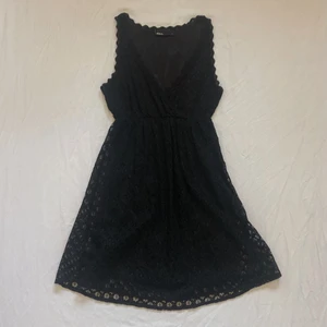 Klänning spets XS-S - Märke: Zoul Färg: svart Storlek: S (passar XS/34/36) Modell: dam/kvinna/womens Mitt pris: 55 kr   Kolla in mina andra annonser, säljer bl.a Levis, Champion, Victorias Secret, Tommy Hilfiger, Calvin Klein, Adidas, Nike, Puma, Aimn, Gymshark, Brandy Melvill