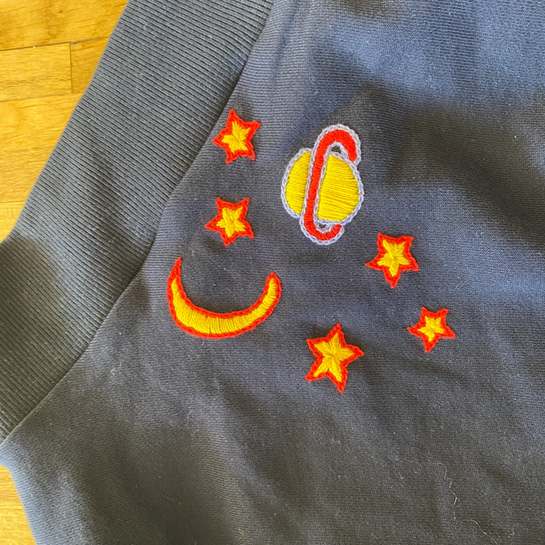 Off shoulder tröja med rymd-motiv - 90