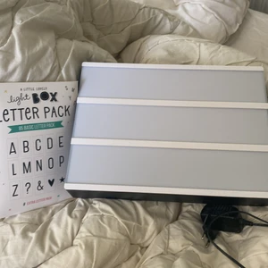 light box - en lampa som man kan skriva saker på med hjälp av bokstäver och tecken som medföljer, inte jättestor, kanske 30x20cm🥰 majoriteten av alla bokstäver och tecken finns kvar
