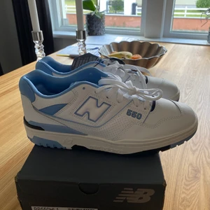 New Balance 550 UNC Blue - Jag säljer min kompis snygga skor pågrund utav att de inte passade. Hemsidan han köpte dem på tillåter inte returer. Helt oanvända och storleken på skorna är 44.