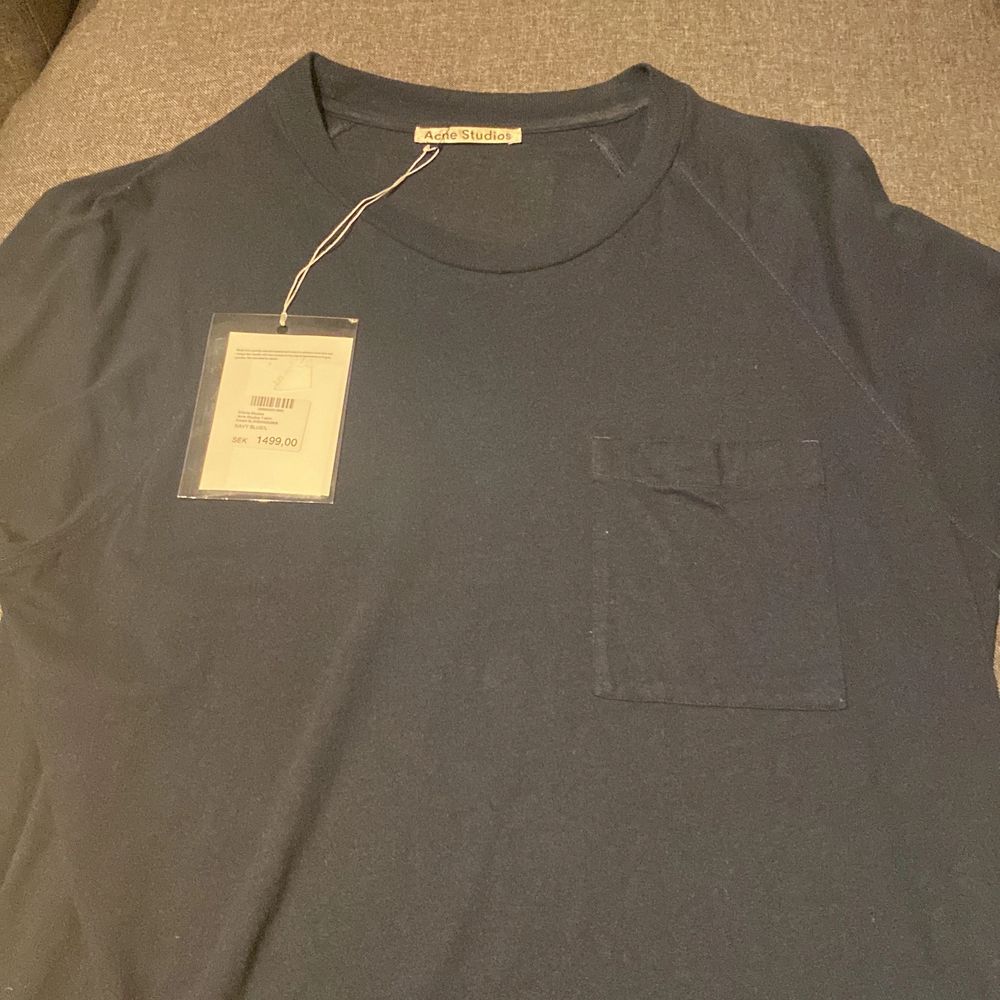 Acne t-shirt köpt för 1499 kr. Den är oanvänd och har tagen på. Säljer då den inte passaren  . T-shirts.