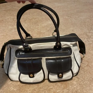 Brun väska - Jättecool o fin brun och beige axel väska. Bra skick! 🫶 Använder tyvärr inte :(