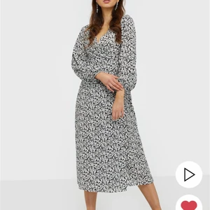 Svart vit blommig klänning - Svart-vit-blommig klänning/midiklänning från Glamorous. Köpt 2020 på Nelly.com.  Knytband runt midjan. Resår i ärmslut. V-ringad. Ditsydd knapp vid urringningen. Mycket fint skick!! Endast använd ca 2-3 gånger. 