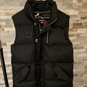 Moose Knuckles väst  - Moose Knuckles väst finns i alla storlekar möts endast i gbg annars frakt 