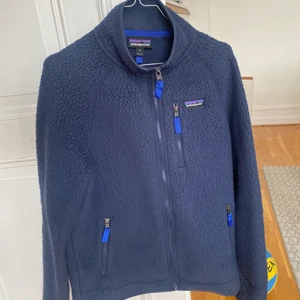 Patagonia Retro Pile  - Säljer min Patagonia Retro Pile jacket. Den är använd 4 gånger. Det är storlek M men sitter lite tight på mig (183 cm). Den är i väldigt bra skick och säljer den för 1000 kronor. Pris kan diskuteras! Köparen står för frakt och inga returer gäller 🤝