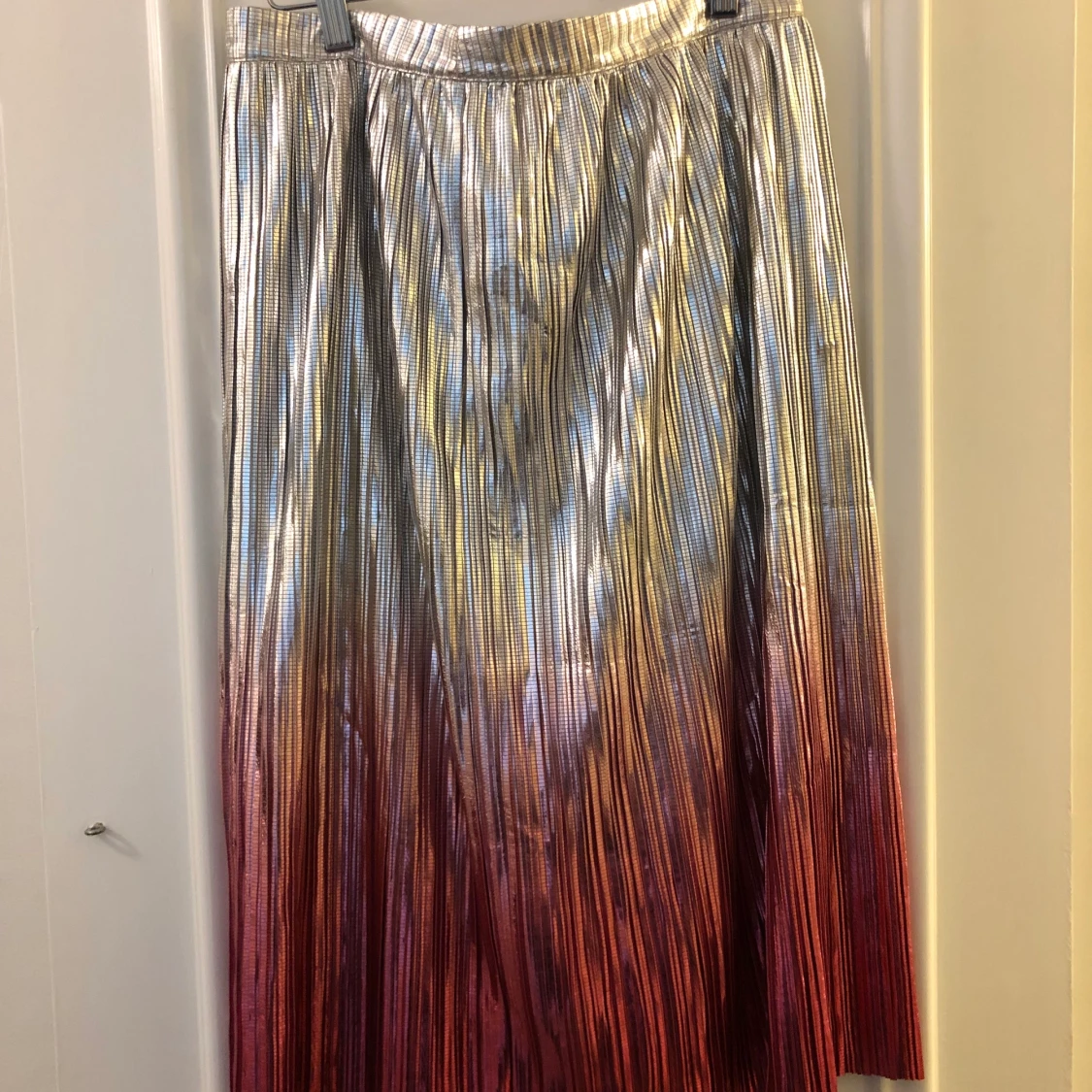 Midi-kjol i silver och rosa