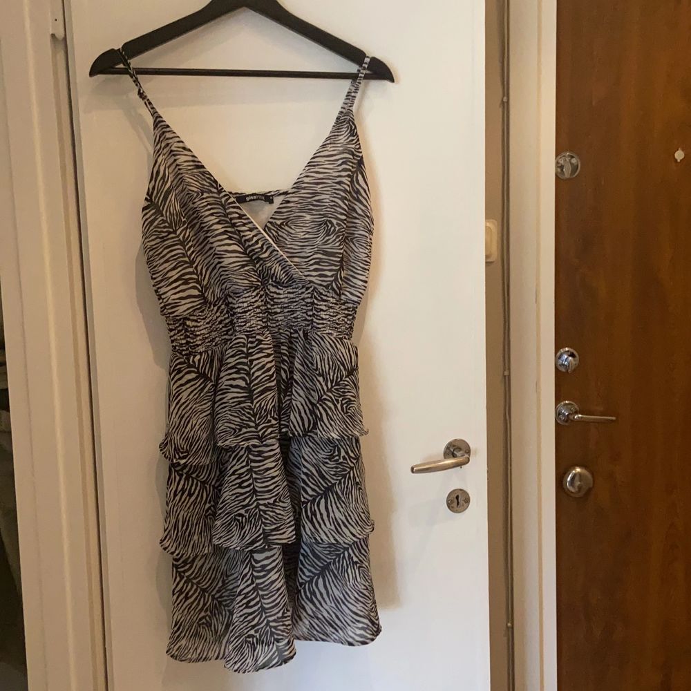 Klänning från gina i storlek 38, flexibel i storlek då det är strech i midjan och går att reglera axelbanden. Köpt second hand men aldrig använd av mig!. Klänningar.