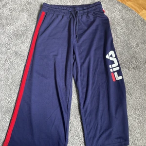 Fila byxor❤️🤍💙 - Jätte sköna, vida fila byxor som är HELT oanvända❤️🤍💙 priset kan diskuteras! Väldigt luftiga och passar nu till sommaren 