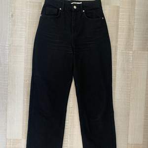 Svarta jeans från NA-KD med en straight leg passform. Långa i benen. Storlek 34/XS. Väldigt bra stick har endast används två gånger.