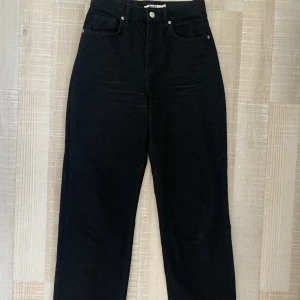 Svarta jeans från NA-KD - Svarta jeans från NA-KD med en straight leg passform. Långa i benen. Storlek 34/XS. Väldigt bra stick har endast används två gånger.