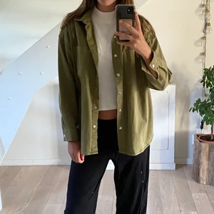 Militärgrön jacka  - Säljer en militärgrön jacka från Cubus. Använd ett fåtal gånger och ser ut som ny. Köparen står för frakt! 💕