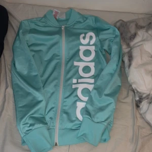 Adidas tränings tröja  - Skön tränings tröja att ha på socknars man tränar. Den är i ett lika fint skick som den var när den var ny. Köpt ifrpn Adidas!!! 