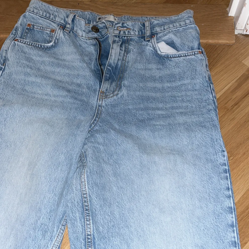 Jätte fina jeans från Gina i storlek 38. Säljer pga att de ej kommer till användning mer. Nästan som nya.. Jeans & Byxor.