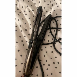 Plattång  - Plattång från Jan Thomas i chrome. Knappt använd. Lång sladd och flera olika temperaturinställningar (se bild). Fin yta som inte sliter på håret. Nypris: 1195:-