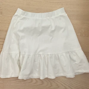 Kjol - Vit volangkjol, helt oanvänd. Storlek xs men passar även s. Kontakta vid frågor🤍