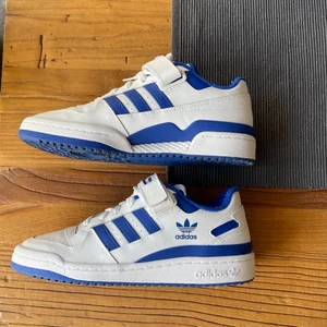 Assists fourm Low - Säljer dessa Adidas  blå fourm low.                                    Dem är som helt nya, använda 1-2 gånger bara, inga defekter alls! Storlek 41) låda tillkommer med!