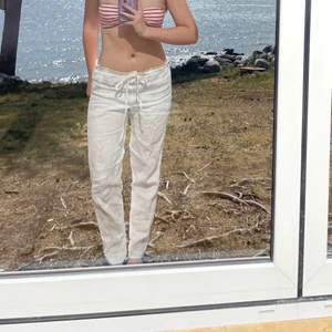 Vita linnebyxor 100% linne - Figursyr linnebyxor på tyg av 100% linne, du väljer hur stora/små, långa/korta & hur hög midja du vill ha! Syr även en rakare modell som du kan se på min sida, även möjligt med shorts:) finns andra färger, även de finns på min sida! Bara att höra av sig😊 