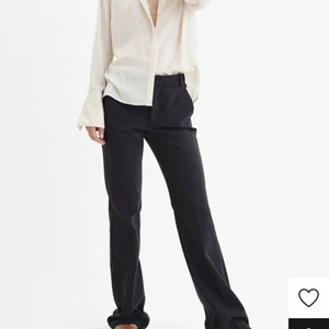 Inwear kostymbyxor lågmidjade  - Säljer dom här byxorna fast i marinblå i stl 34, dom är helt nya, as snygga och aldrig använda. Dom är ganska stora så skulle säga att dom är som en 36 egentligen Nypris är 1000kr men säljer för direkt för 450💕 skriv privat för fler bilder❤️