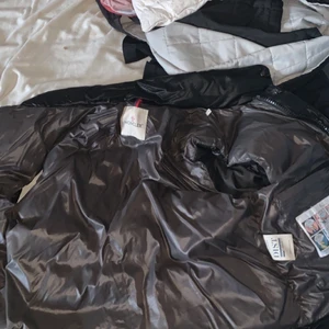 Moncler väst   - Inget kvitto finns 