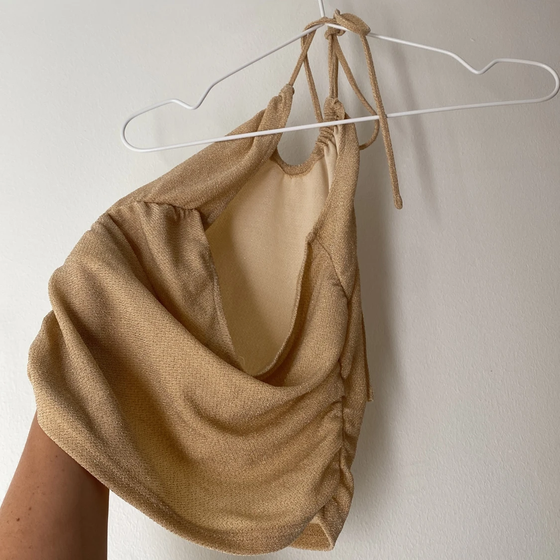 Glittrig topp med öppen rygg⚡️ - 91