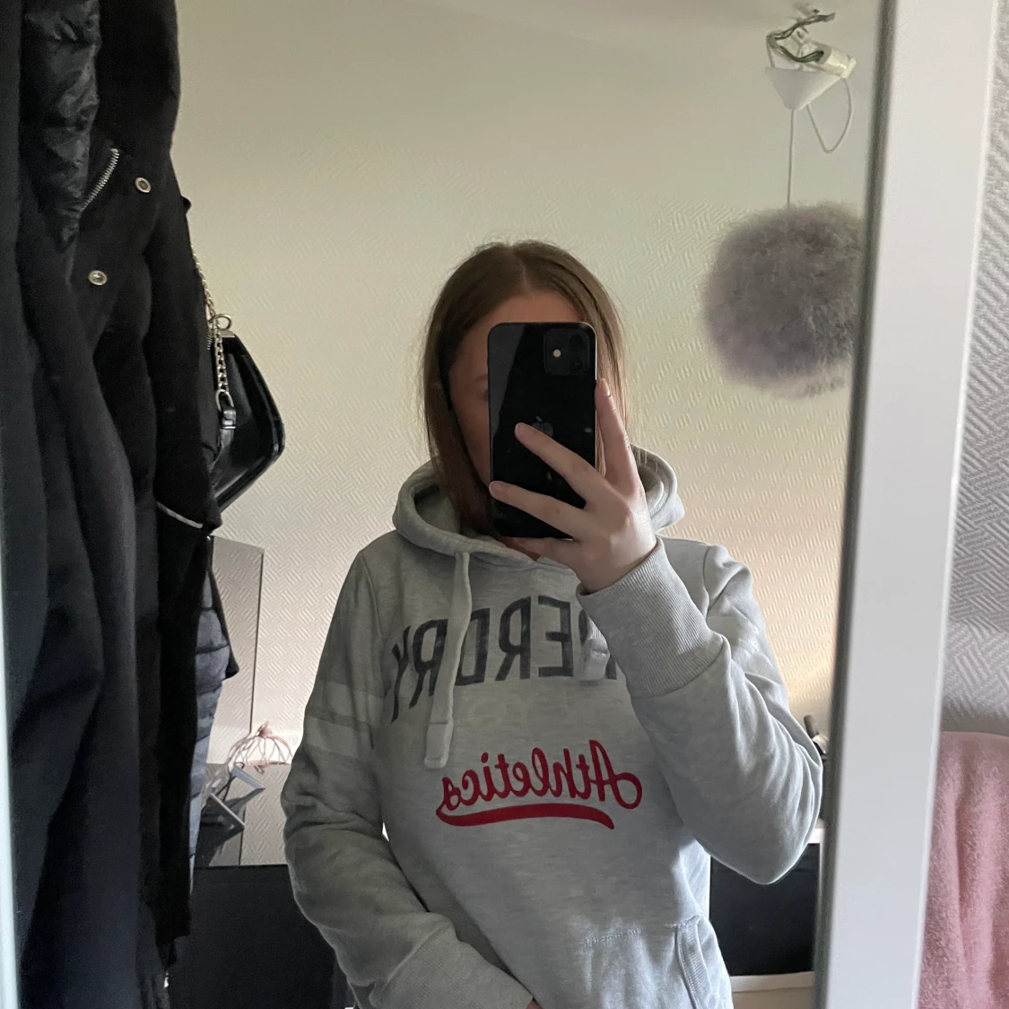 Grå hoodie