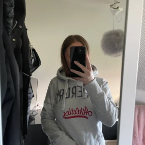 Grå hoodie - En grå hoodie från super dry i storlek S, väldigt fint skick💕