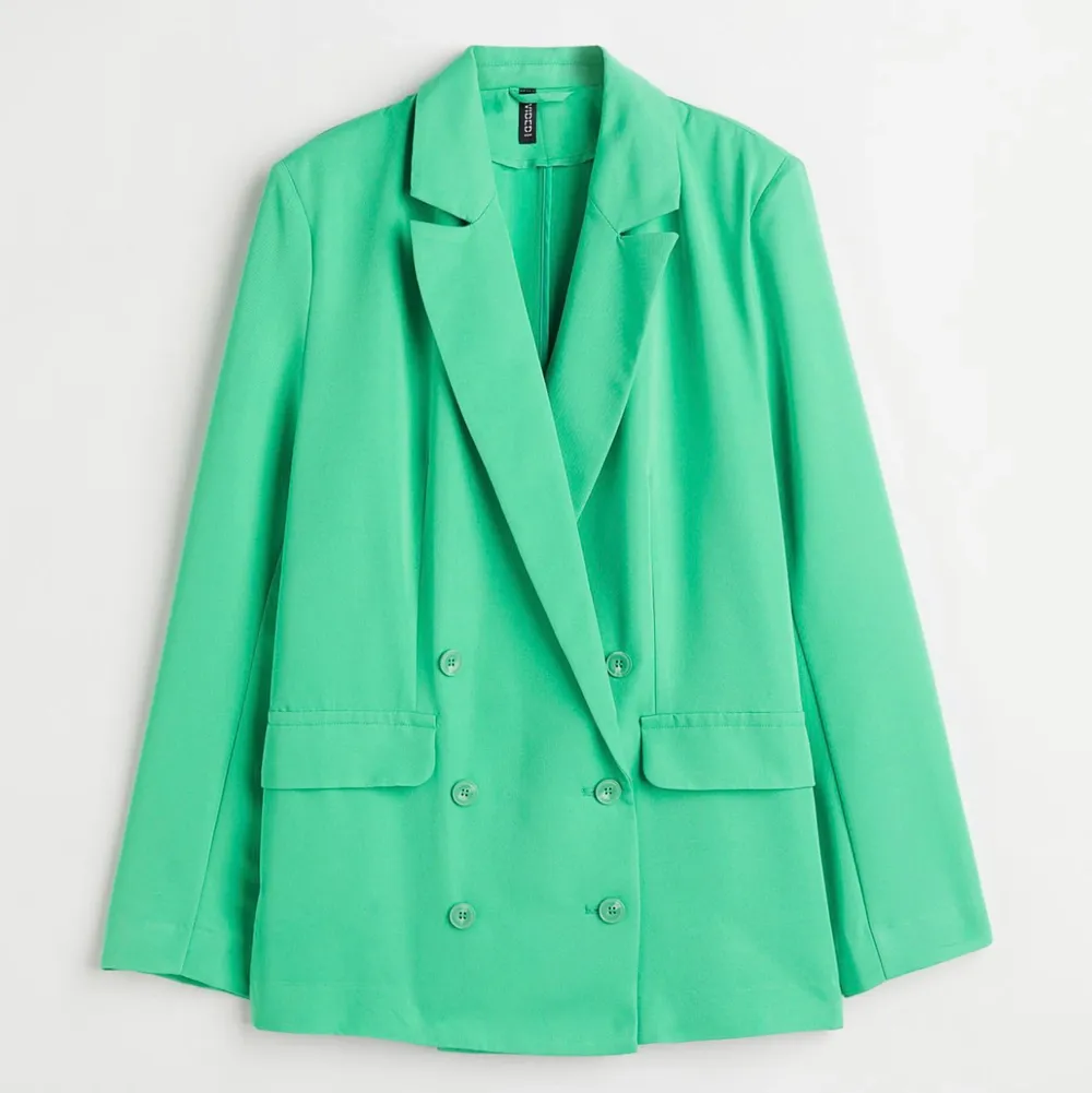 Dubbelknäppt kavaj från H&M i en fin grön färg. Endast använd en gång. Slutsåld på hemsidan (ord pris 399kr). Kostymer.