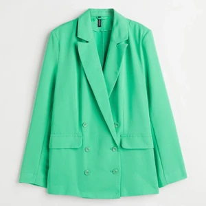 Grön kavaj från H&M, st.S💚 - Dubbelknäppt kavaj från H&M i en fin grön färg. Endast använd en gång. Slutsåld på hemsidan (ord pris 399kr)