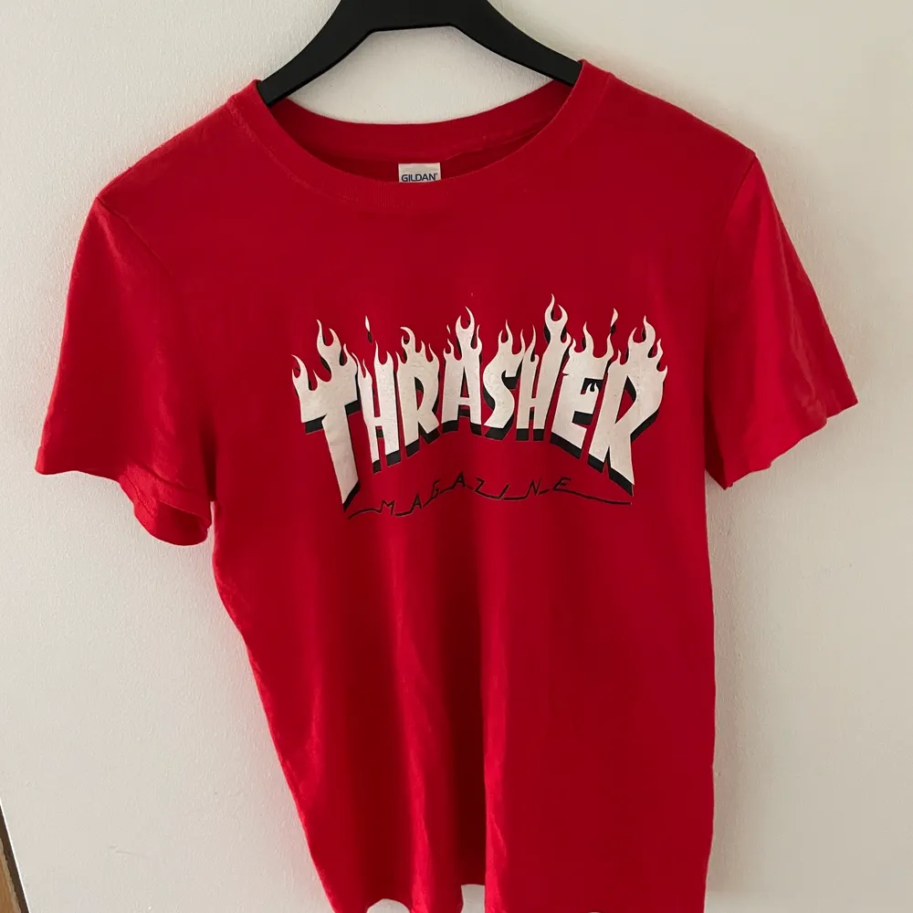En röd thrasher tröja som inte är äkta! Kolla även in min profil då paketpris finns och pris går alltid att diskutera❤️ . T-shirts.