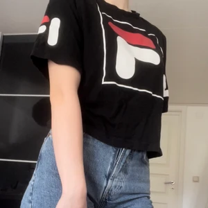 Fila tröja - Fila tröja som tyvärr aldrig används längre.Kolla även in min profil då paketpris finns och pris går alltid att diskutera💕💕 