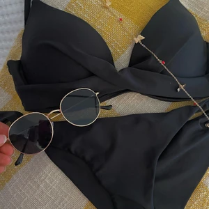 Svart bikini från NELLY - Jag säljer en svart bikini i från Nelly, samt en ytterligare topp från Shein. Det är nyskick och bra kvalitet på alla delar. Trosan är i storlek S, toppen på första bilden är push-up i storlek 75C, och den andra toppen är i storlek 38. Priset går att förhandla🖤🖤🖤
