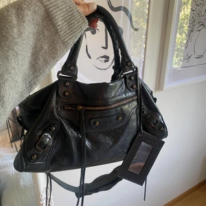 Balenciaga city bag   - Äkta Balenciaga City Bag köpt på The Vintage Bar, vintage mycket använt skick men fortfarande väldigt fin. Kvitto finns. Skriv vid frågor eller mer bilder ❤️