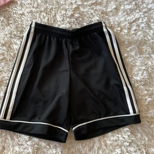 Adidas shorts - Aldrig använt dessa shorts, sitter tight på kroppen. 