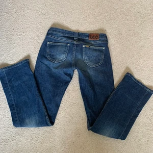 Lågmidjade jeans - Lågmidjade snygga jeans från Lee, midjemåttet: 84cm, innerbenslängd: 82cm. Säljer endast vid bra bud, buda eller köp direkt för 800kr