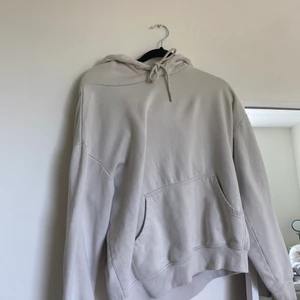 Hoodie -  Säljer min jättefina beiga Hoodie på grund av att du inte kommer till användning längre använder mycket sparsamt och inga smutsfläckar eller någonting sådant på köparen står för frakt den💓