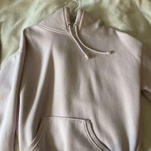 Rosa hoodie  - Säljer denna ljusrosa hoodie från Bikbok för den inte längre kommer till användning. Om du har frågor skriv privat