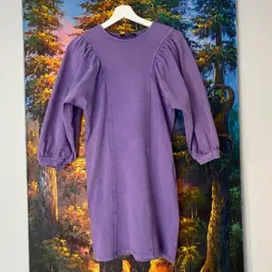 Ny ballongärmad sweatshirtklänning som passar XS, 82 cm lång. Hämtas i Hornstull eller skickas mot fraktkostnad (57kr spårbart) 💜