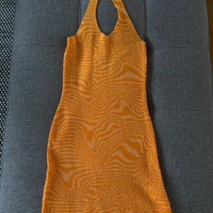 Klänning - Stickad klänning från H&M i storlek M. (Använd en gång) 200 kr + frakt. 