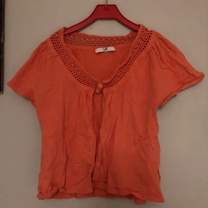 Y2K / 90s kofta - Jättefin orange kofta/topp som tyvärr inte passar min stil längre!