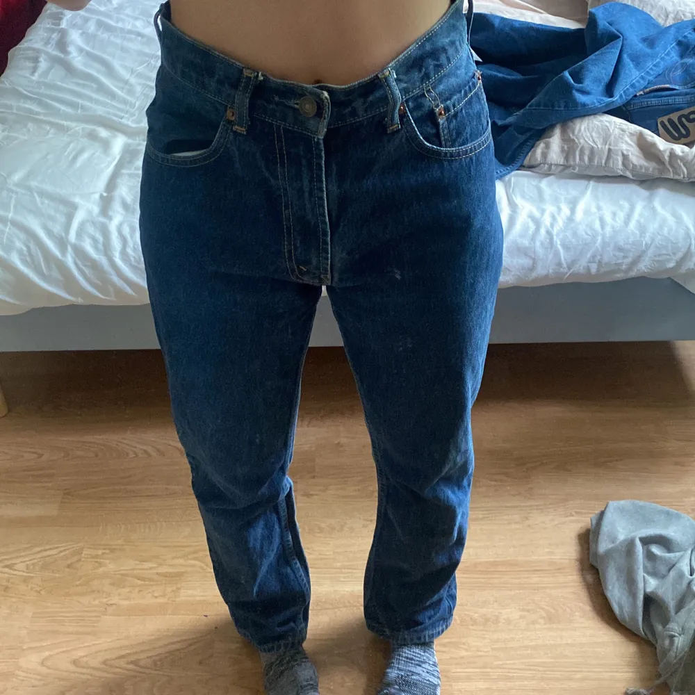 SÅLD! Säljer baggy jeans från levis strl W 30 och L31 ❣️Hög midjade på mig som är 160. Säljer p.ga de inte kmr till användning. Säljer för 240kr inkl frakt💕 vid snabb affär 220kr inkl frakt🙌 kan mötas upp Sthlm❣️. Jeans & Byxor.