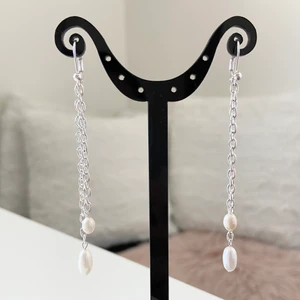 Örhängen med äkta pärlor  - Handgjorda örhängen med sötvattenspärlor .Samfraktar. Kontakta för flera bilder eventuellt video. storlek ca 8 cm Står ej för postens slarv Kontakta för nickelfri alternativ