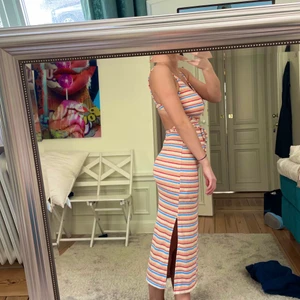 Randig klänning - Världens finaste klänning i frotté material. Så fina detaljer. Säljer endast för bra pris